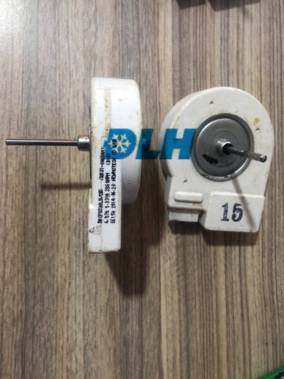 QUẠT TỦ LẠNH SỨ PANA 15V 3 CHÂN
