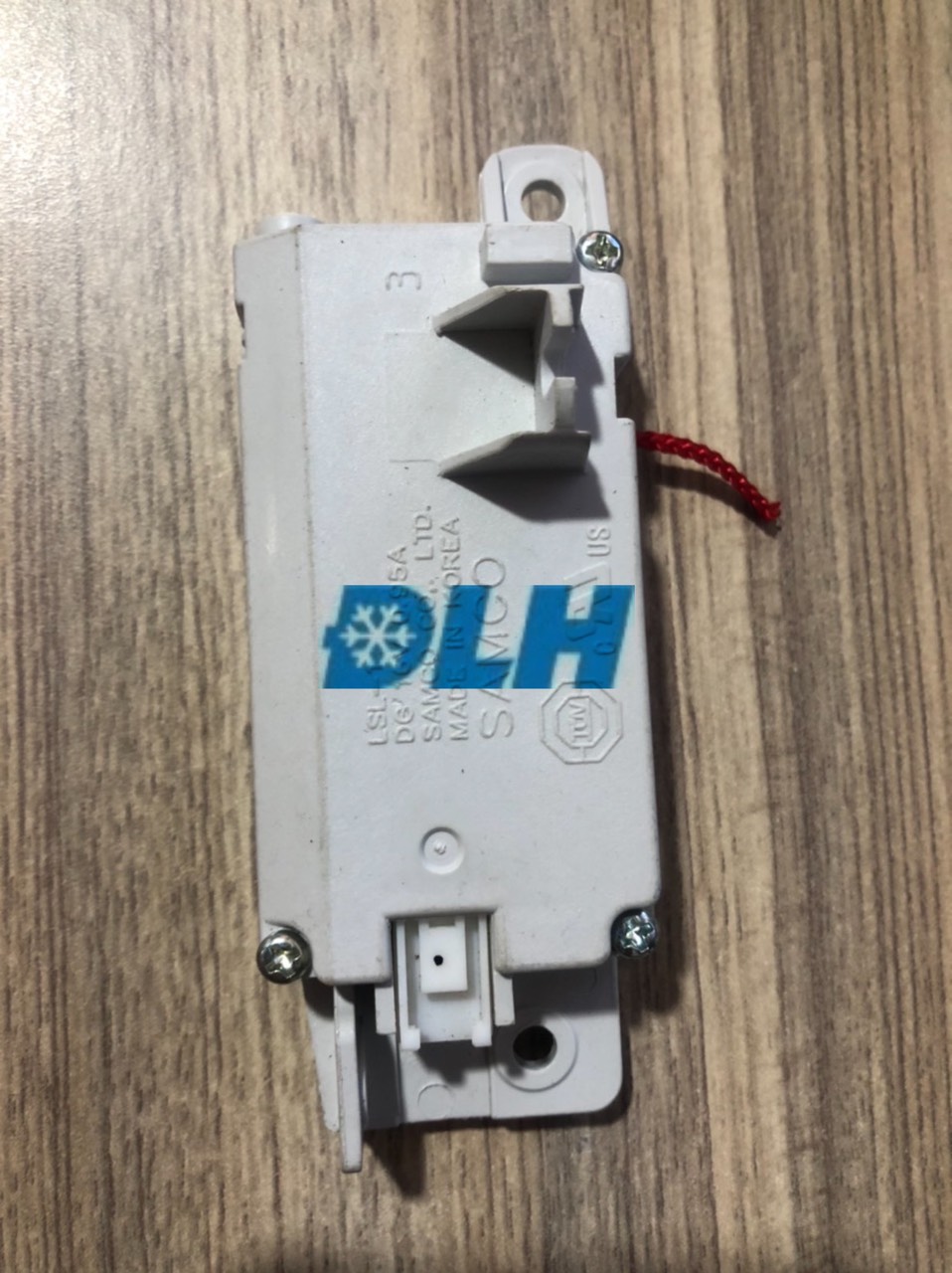 KHÓA CỬA LG LỒNG ĐỨNG